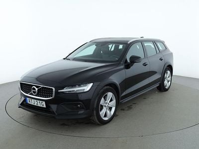 Svart Begagnad 2019 Volvo V60 CC Momentum Kombi | 276 000 kr (Marknadspris)