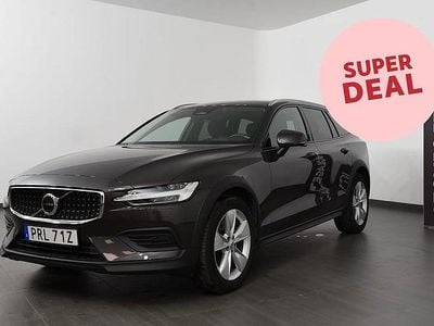 Grå Begagnad 2024 Volvo V60 CC Core Kombi | 399 500 kr (Marknadspris)