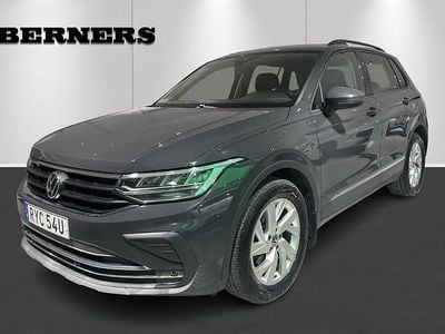 Grå Begagnad 2022 VW Tiguan Life SUV | 269 900 kr (Bra pris)