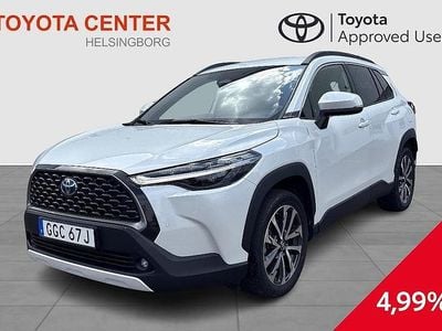 Vit Begagnad 2024 Toyota Corolla Cross Active SUV | 369 900 kr (Marknadspris)