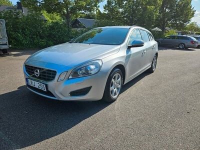 Ljusgrå Begagnad 2011 Volvo V60 Momentum Kombi | 72 900 kr (Marknadspris)