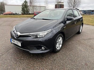 Svart Begagnad 2015 Toyota Auris Hybrid Halvkombi | 129 999 kr (Bra pris)