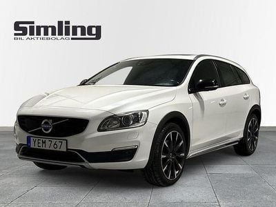 Vit Begagnad 2016 Volvo V60 CC Summum Kombi | 174 900 kr (Marknadspris)