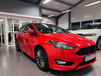 Röd Begagnad 2017 Ford Focus ST-Line Halvkombi | 104 900 kr
