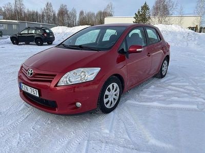 Begagnad Toyota Auris Plus 90 HK (66 kW) 2010 Mörkröd Halvkombi