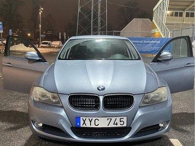 Begagnad BMW 318 143 HK (105 kW) 2009 Blå Sedan