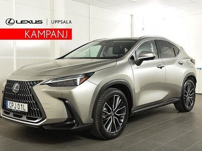 Ljusgrå (gråmetallic) Begagnad 2023 Lexus NX450h+ Luxury Line SUV | 614 900 kr (Marknadspris)