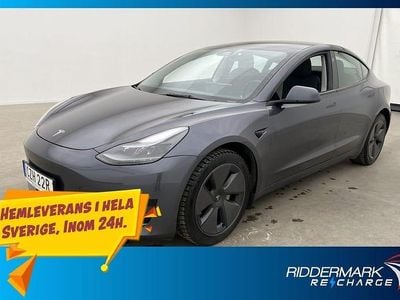 Grå Begagnad 2022 Tesla Model 3 Standard Range Sedan | 309 800 kr (Marknadspris)