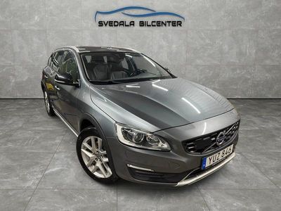Grå Begagnad 2017 Volvo V60 CC Standard Kombi | 159 000 kr (Marknadspris)