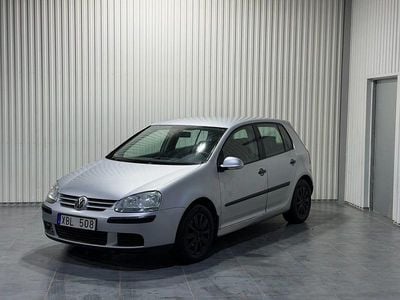 Begagnad VW Golf IV Trendline 102 HK (75 kW) 2005 Silver Halvkombi