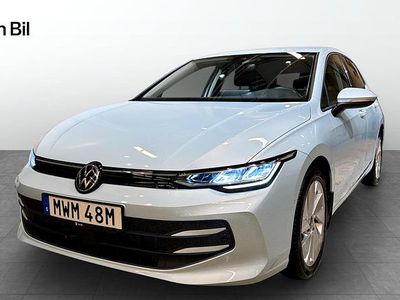 Crystal ice blue metallic Begagnad 2024 VW Golf VIII Life Halvkombi | 309 900 kr (Marknadspris)