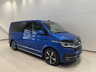 Ravennablå metallic Begagnad 2023 VW Multivan Highline Van | 699 000 kr (Lite dyr)