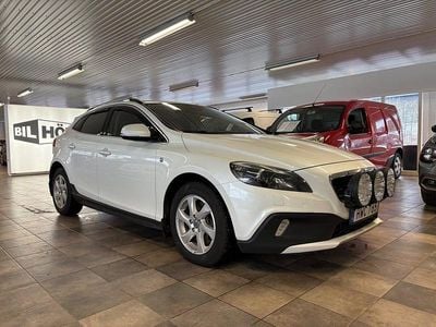 Vit pärlemor metallic Begagnad 2015 Volvo V40 CC Ocean Race Kombi | 124 000 kr (Lite dyr)