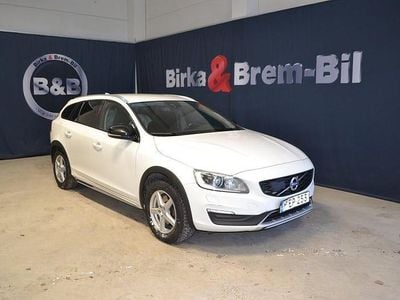 Vit Begagnad 2017 Volvo V60 CC Momentum Kombi | 159 000 kr (Superpris)