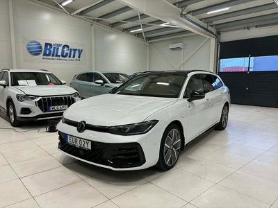 Vit Begagnad 2024 VW Passat R-line Kombi | 569 000 kr