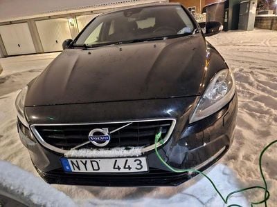 Metalic Begagnad 2014 Volvo V40 Halvkombi | 149 800 kr (Marknadspris)