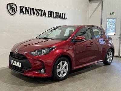 Röd Begagnad 2021 Toyota Yaris Hybrid Active Halvkombi | 158 900 kr (Bra pris)