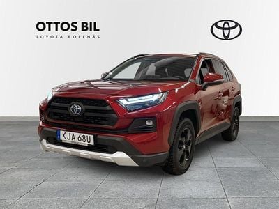 Röd Begagnad 2024 Toyota RAV4 Hybrid SUV | 449 000 kr (Marknadspris)