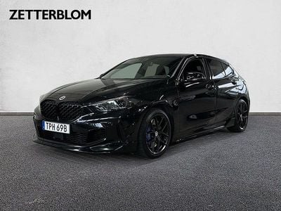Svart Begagnad 2022 BMW M135 Shadowline Halvkombi | 489 900 kr