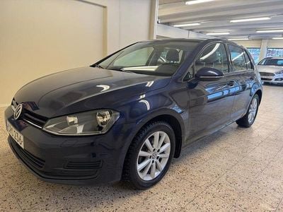 Mörkblå Begagnad 2014 VW Golf VII Halvkombi | 94 900 kr (Marknadspris)