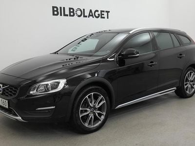 Svart Begagnad 2016 Volvo V60 CC Summum Kombi | 239 800 kr (Marknadspris)