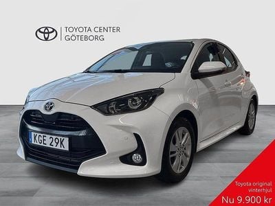 Vit Begagnad 2022 Toyota Yaris Hybrid Active Halvkombi | 219 900 kr (Marknadspris)