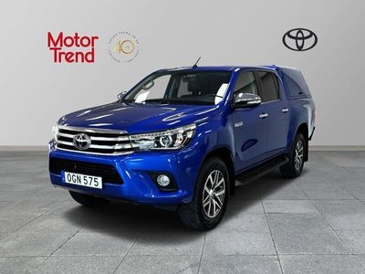 begagnad Toyota HiLux 2.4 AWD D-CAB| AUTOMAT | 4WD | PREMIUM | SKINNKLÄDSEL | KÅPA |