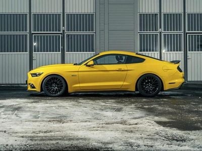 Begagnad Ford Mustang GT 421 HK (309 kW) 2015 Gul med svarta ränder Sportkupé