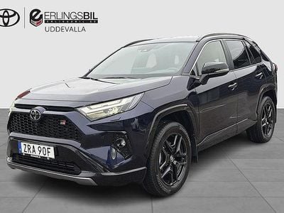 Mörkblå Ny 2025 Toyota RAV4 Hybrid Sport SUV | 537 693 kr (Marknadspris)