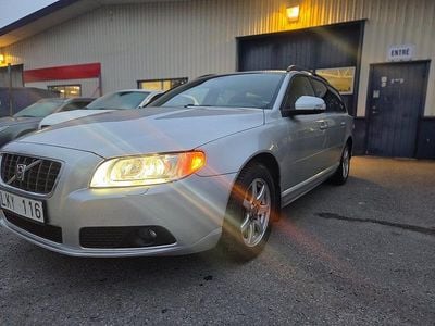 Begagnad Volvo V70 Momentum 185 HK (136 kW) 2008 Ljusgrå Kombi