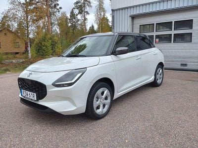 Ny Suzuki Swift 83 HK (61 kW) 2025 Vit Halvkombi