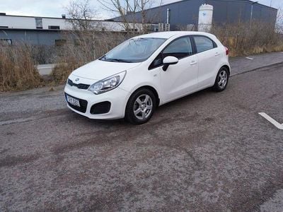 Begagnad Kia Rio 85 HK (62 kW) 2014 Vit Halvkombi