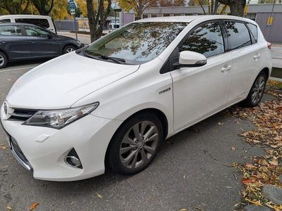 Begagnad 2015 Toyota Auris Hybrid Comfort Halvkombi | 150 000 kr (Lite dyr)