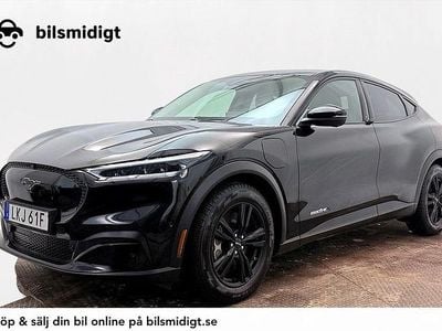 Svart Begagnad 2022 Ford Mustang Mach-E SUV | 353 900 kr (Marknadspris)