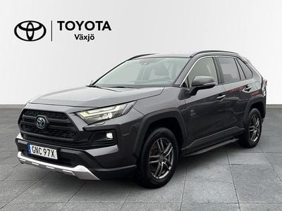 Grå Begagnad 2022 Toyota RAV4 Hybrid SUV | 369 000 kr (Marknadspris)
