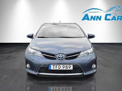 Mörkblå Begagnad 2014 Toyota Auris Hybrid Halvkombi | 115 000 kr (Marknadspris)