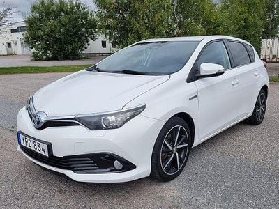Begagnad Toyota Auris Hybrid Comfort 136 HK (100 kW) 2017 Vit Halvkombi
