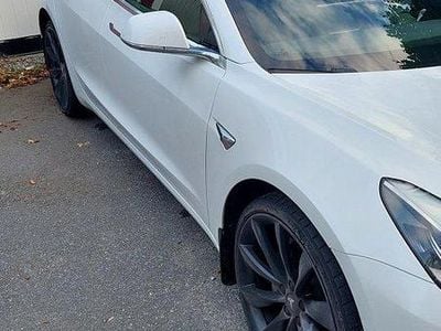 Vit Begagnad 2019 Tesla Model 3 Standard Range Plus Sedan | 210 000 kr (Marknadspris)