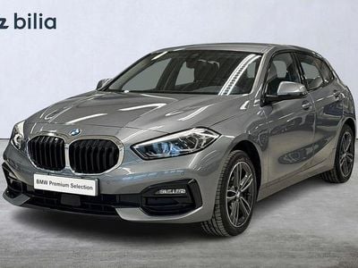 Grå Begagnad 2022 BMW 118 Sport Line Halvkombi | 259 900 kr (Marknadspris)
