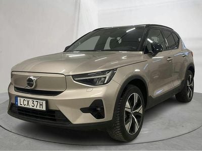 Ljusgrå Begagnad 2023 Volvo XC40 Plus SUV | 369 900 kr (Superpris)