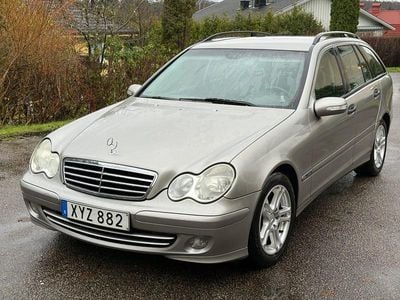 Grå (beige) metallic Begagnad 2005 Mercedes C200 Kombi | 28 000 kr (Dyr)