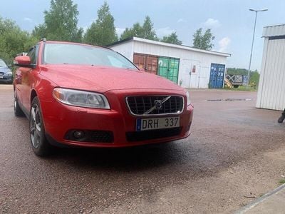 Begagnad Volvo V70 Standard 145 HK (106 kW) 2008 Röd Kombi