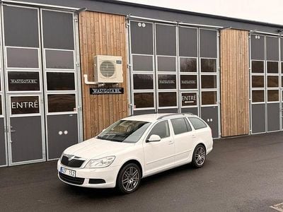 Begagnad Skoda Octavia Ambiente 105 HK (77 kW) 2012 Vit Kombi