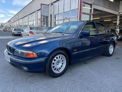 Mörkblå Begagnad 1999 BMW 528 Sedan | 54 900 kr