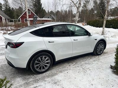 Begagnad Tesla Model Y Standard Range 219 kW (299 HK) 2023 Vit SUV