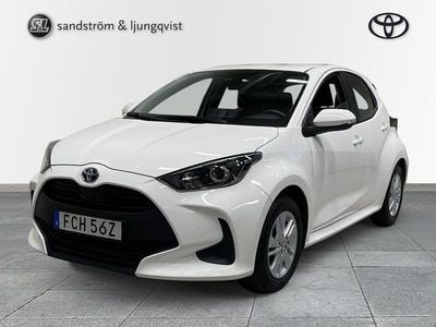 Vit Begagnad 2022 Toyota Yaris Hybrid Active Halvkombi | 219 000 kr (Marknadspris)
