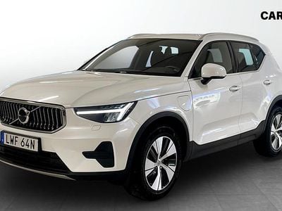 Vit Begagnad 2023 Volvo XC40 Momentum SUV | 369 900 kr (Marknadspris)