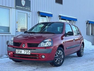 Röd Begagnad 2003 Renault Clio II Expression Halvkombi | 16 900 kr (Marknadspris)