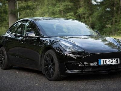 Begagnad Tesla Model 3 Standard Range 208 kW (283 HK) 2022 Solid svart Sedan