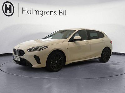 Vit Begagnad 2025 BMW 120 M Sport Halvkombi | 429 800 kr (Lite dyr)